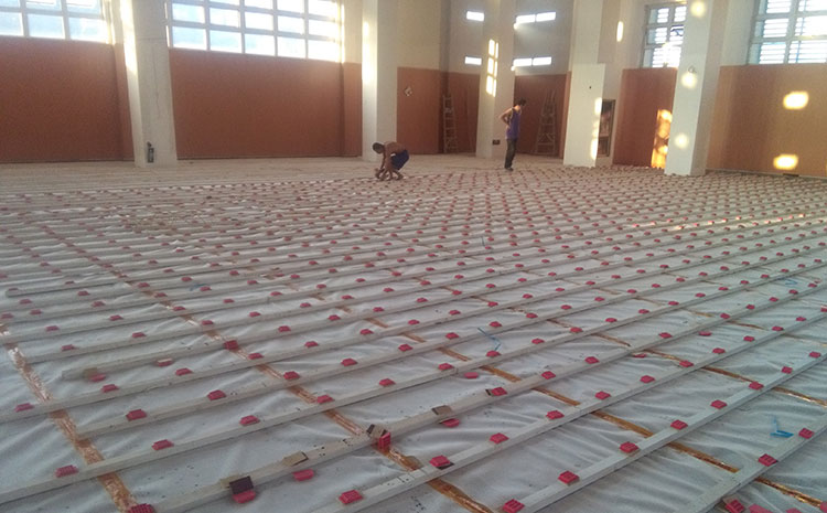 體育館鋪裝運(yùn)動(dòng)實(shí)木地板和pvc地板哪個(gè)好？