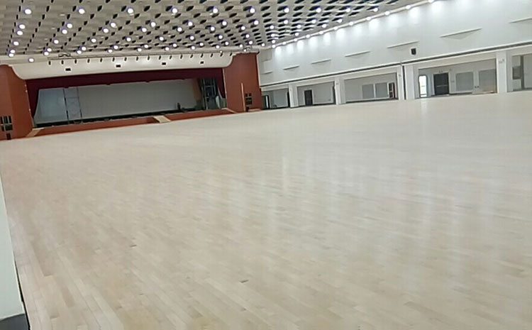 學(xué)?；@球運(yùn)動(dòng)地板怎么翻新？