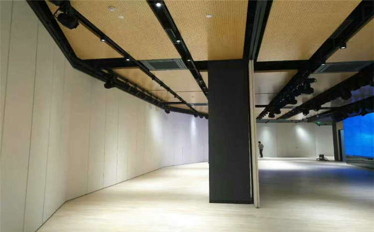 指接板羽毛球館木地板怎么翻新？