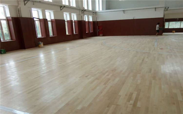 指接板木地板籃球場一般多少錢？