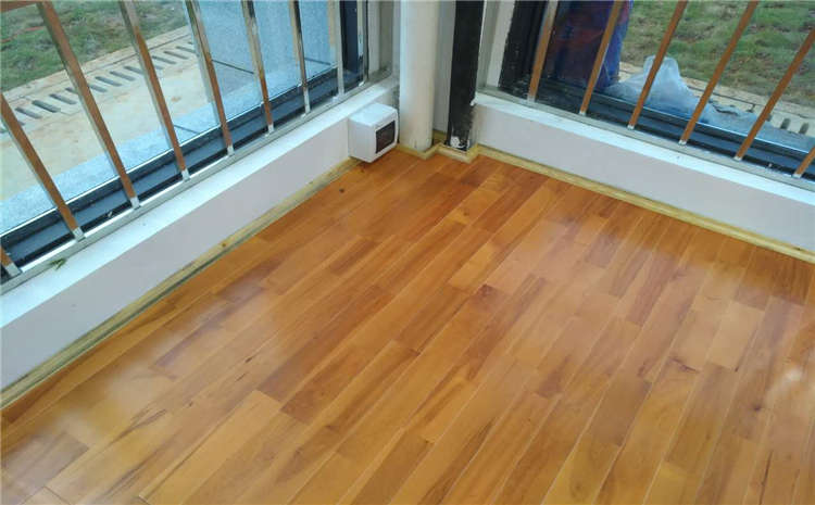 硬木企口風(fēng)雨操場(chǎng)運(yùn)動(dòng)地板造價(jià)是的多少？