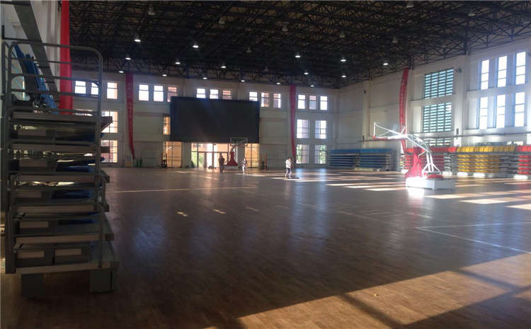 橡膠木風(fēng)雨操場地板一般多少錢？