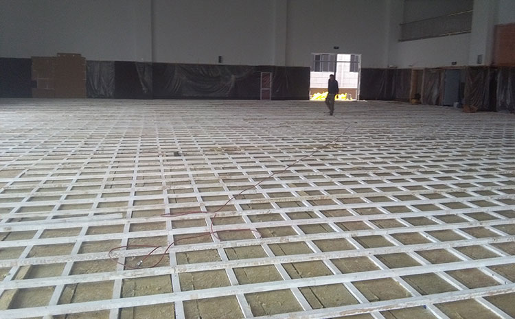 五角楓風(fēng)雨操場(chǎng)地板一般多少錢？