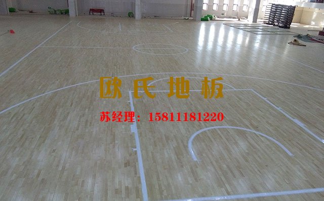 為什么室內(nèi)籃球場(chǎng)多用運(yùn)動(dòng)木地板？
