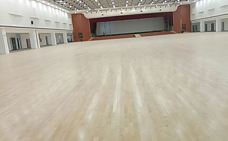 秋天過一半，室內(nèi)籃球場(chǎng)木地板要好好養(yǎng)養(yǎng)啦