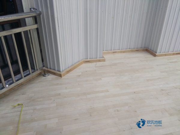 如何翻新羽毛球館運動木地板？