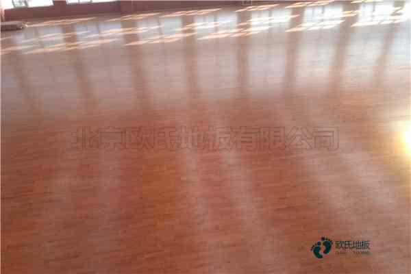 體育場(chǎng)館籃球場(chǎng)選擇運(yùn)動(dòng)木地板有什么好處？