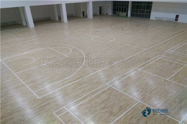 室內(nèi)籃球場(chǎng)木地板多少錢一平米？