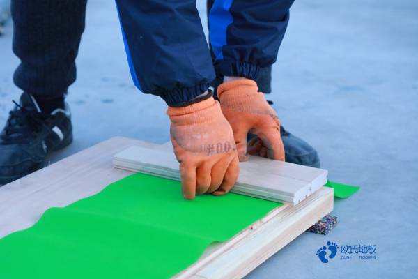 哪些原因會造成體育館實木運動地板膨脹？